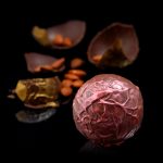 Шоколадова топка с пушени бадеми