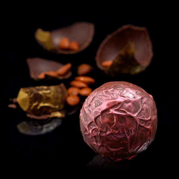 Шоколадова топка с пушени бадеми