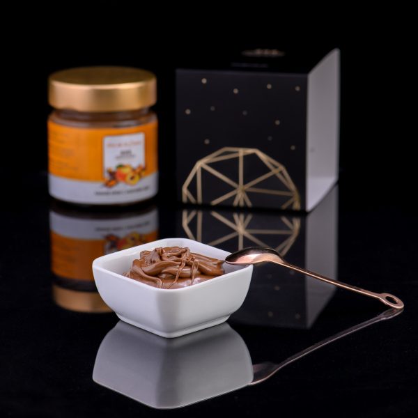 Натурален крем с какао и кайсиеви ядки