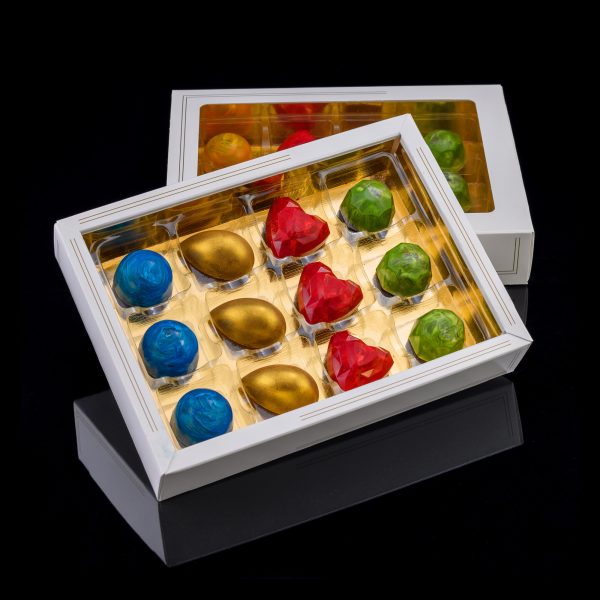 Кутия с 12 ръчно изработени шоколадови бонбона